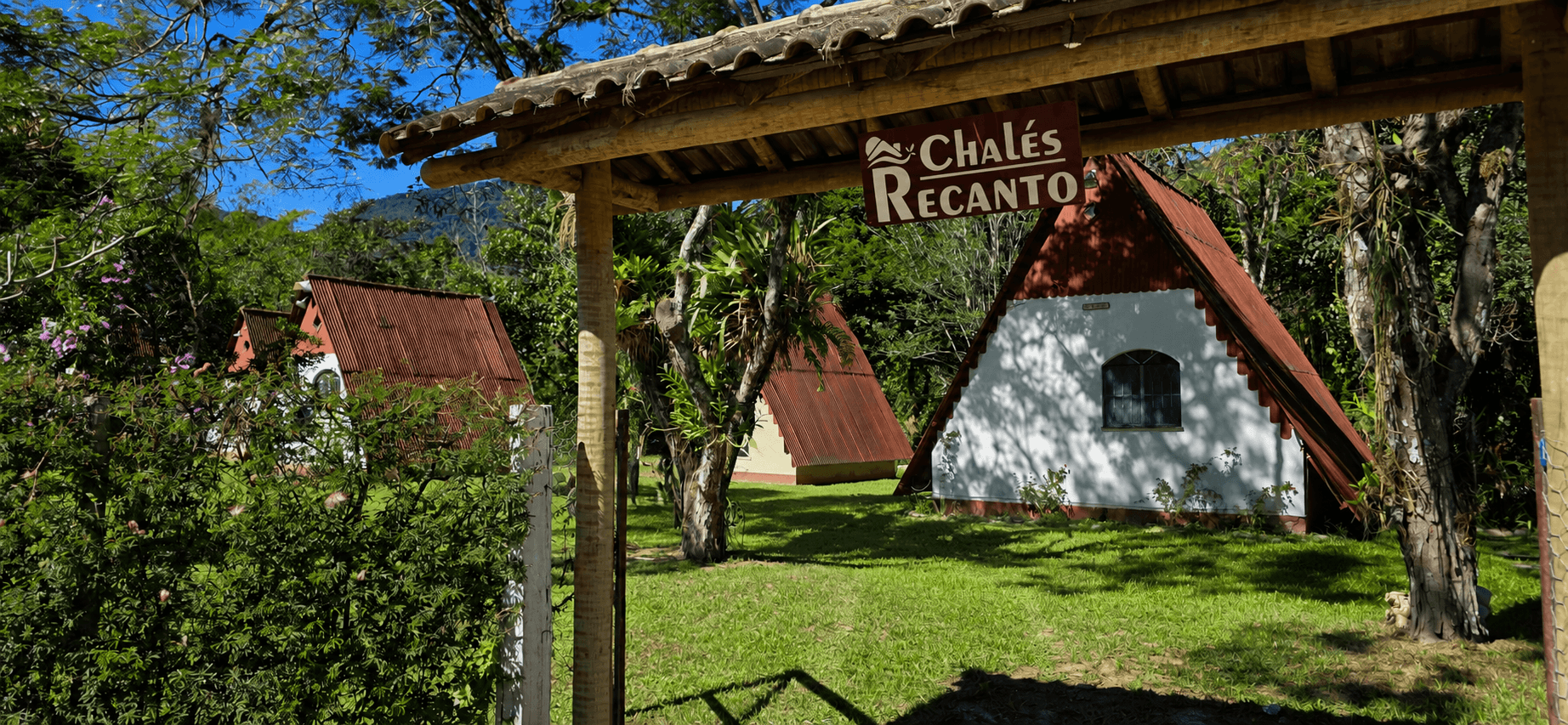 Portal do Chalé Recanto emoldurado pela mata atlântica